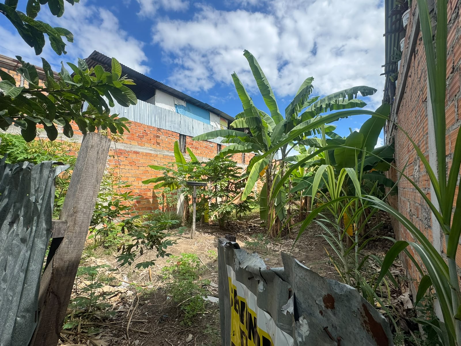 Se vende lote de 7.5 metros de frente por 20 metros de fondo, ubicado a tan solo media cuadra del Hospital EsSalud