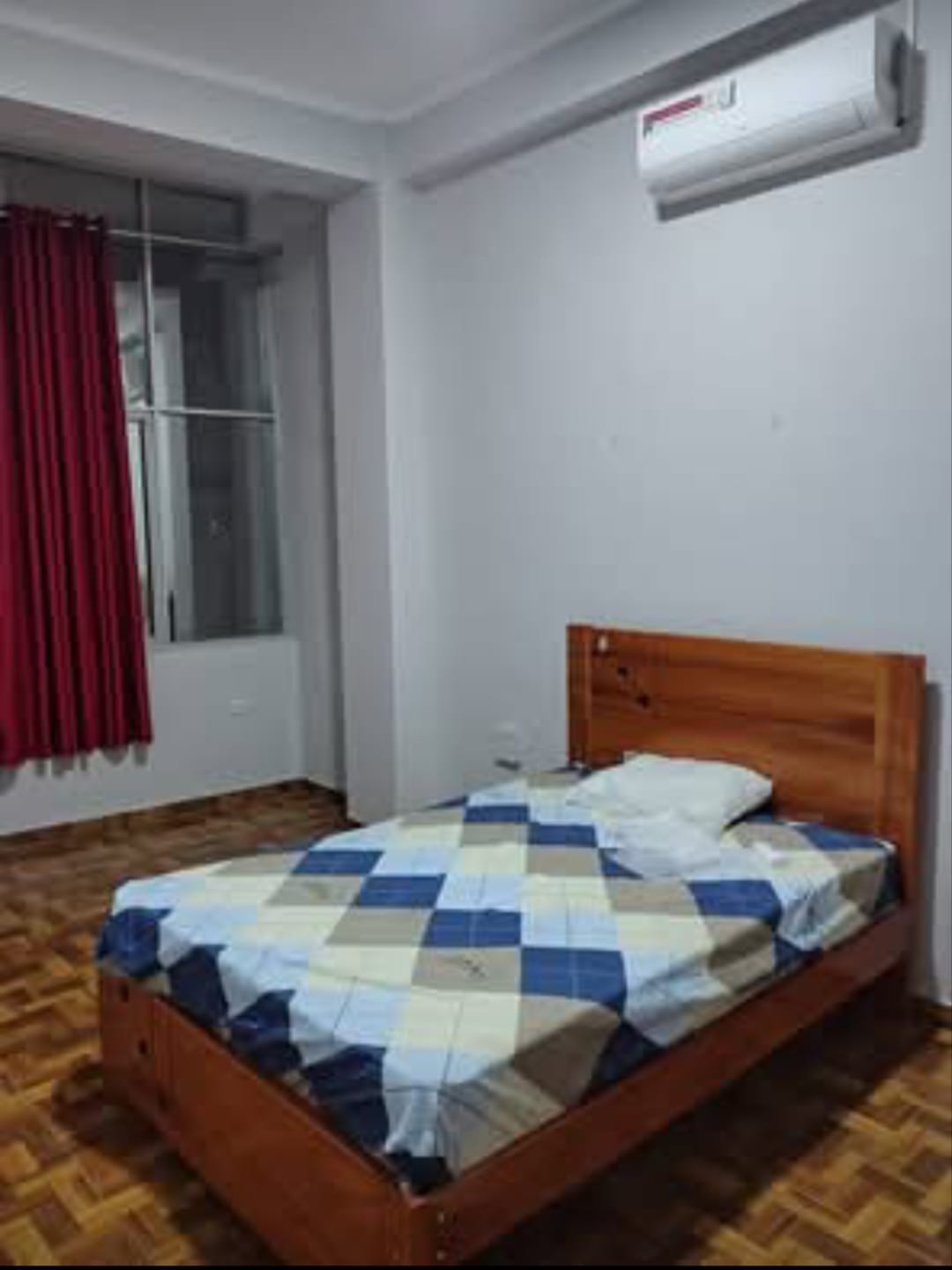 Venta de casa con 2 departamentos y con cancha con grass sintética